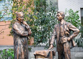 创始人宾步程、曹典球铜像